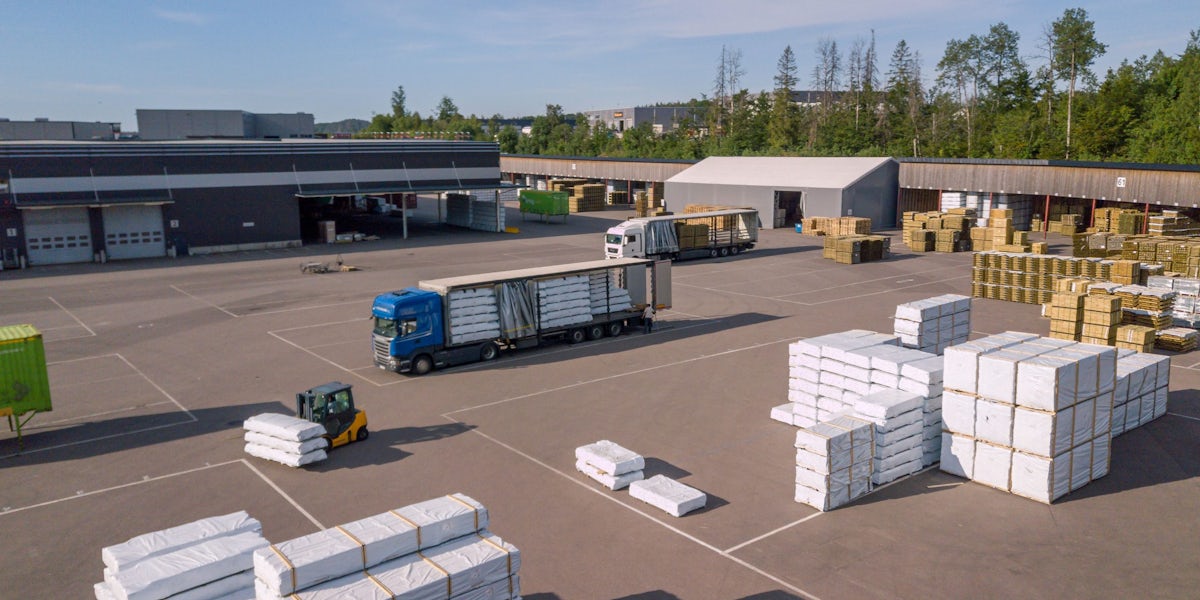 Borgeskogen utelager med mange pakker, lastebiler og truck