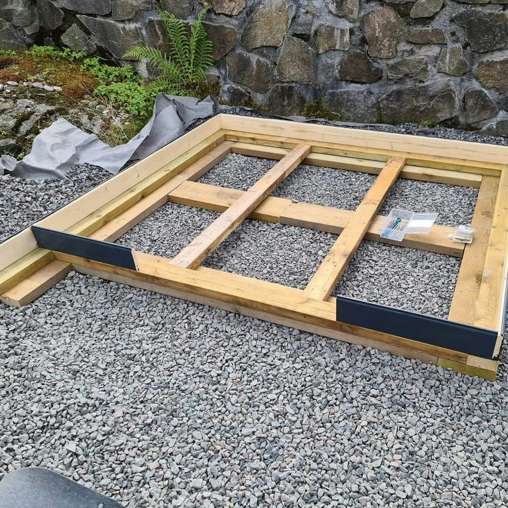 Fundament i treverk på grus