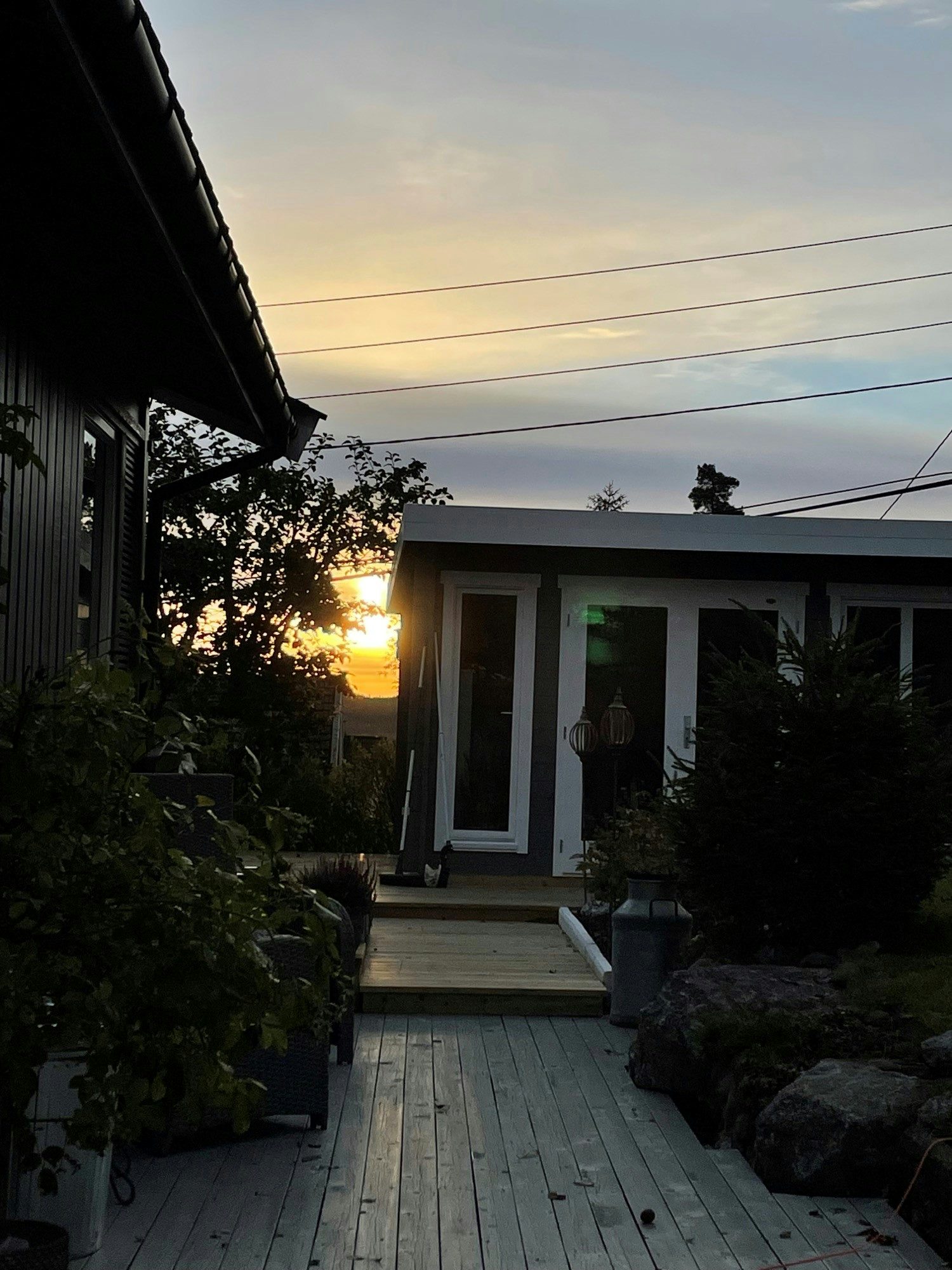 Anneks på platting med solnedgang