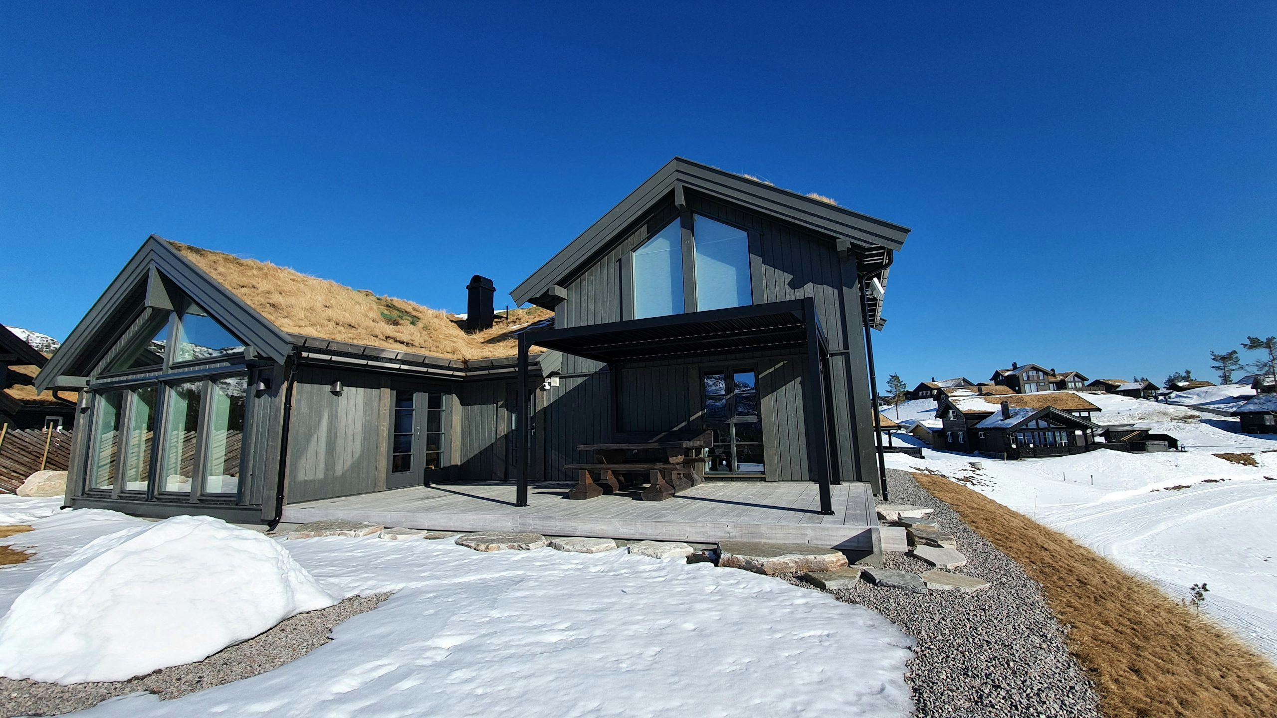 Sort pergola ved hytte