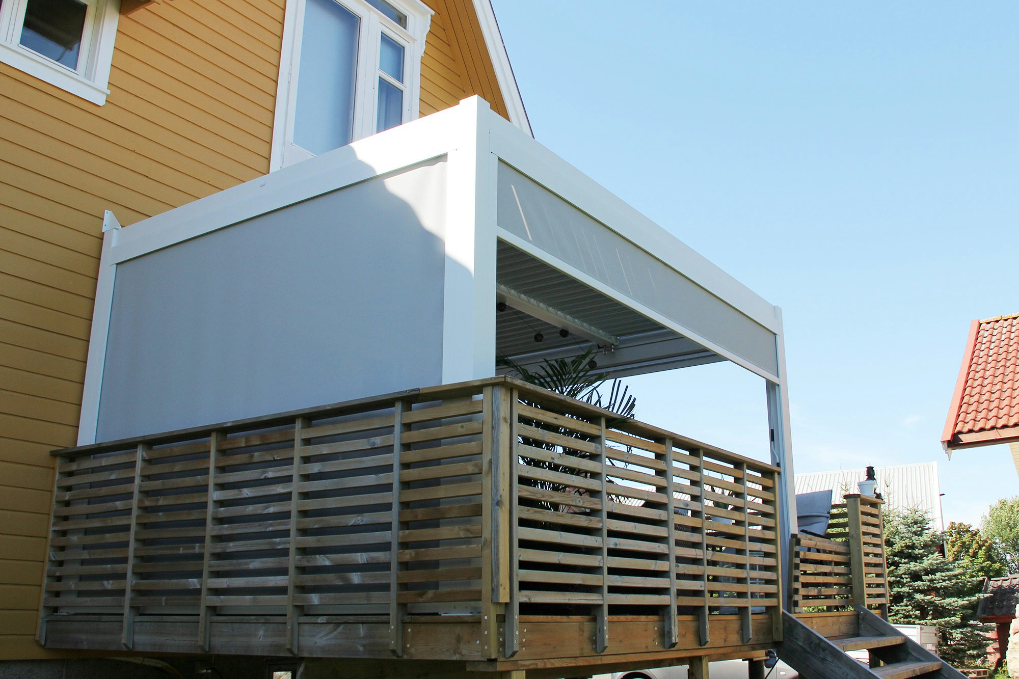 Hvit pergola på terrasse