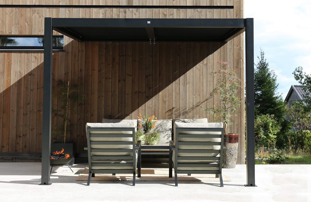 Pergola vegghengt Vegghengt pergola med hagemøbler under