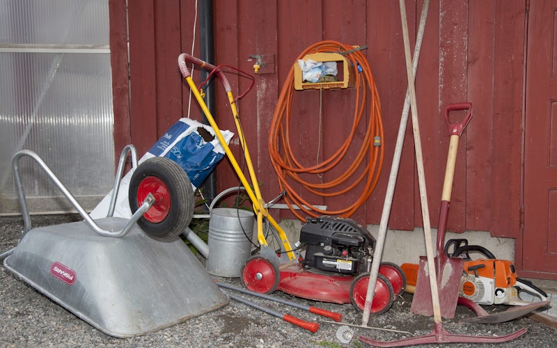 Redskaper Hageredskaper stilt opp ved vegg