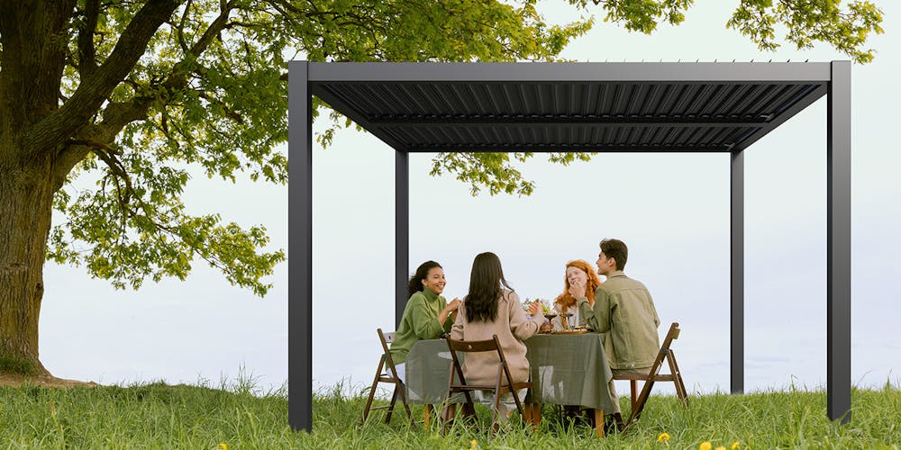 Pergola sort 3×3 Selskap under sort pergola