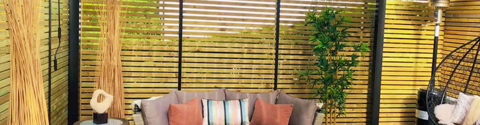 4_6 pergola Sort pergola med spilevegger