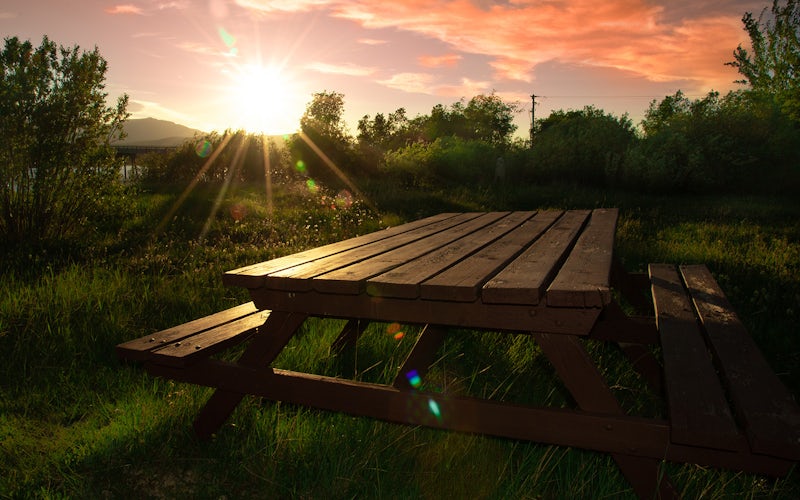 Hagebenk piknikbenk i solnedgang