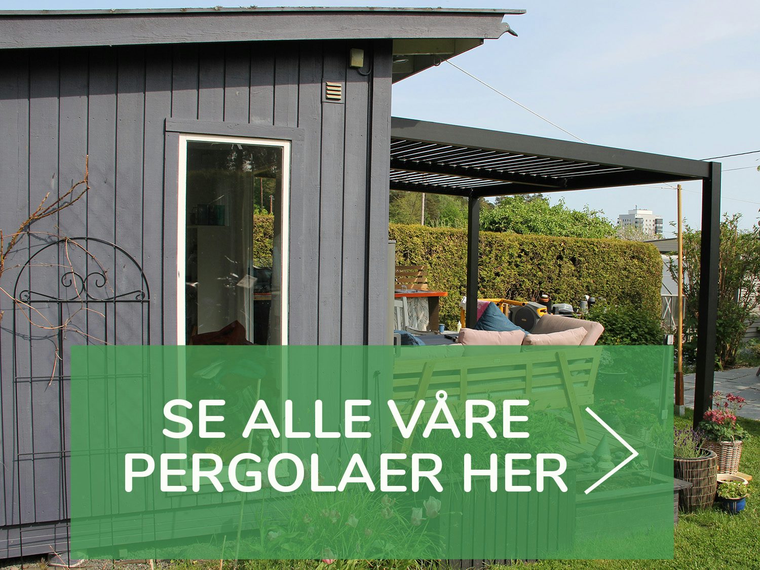 vegghengt pergola på grått hus med tekst i bildet