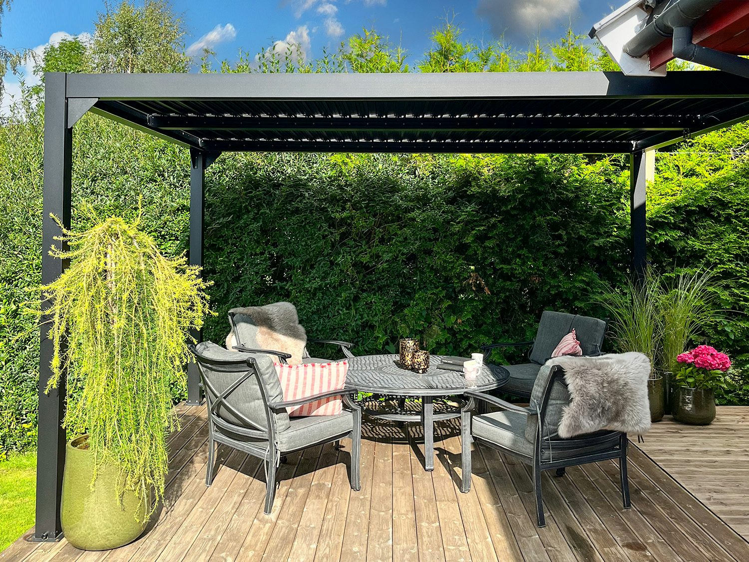 sort pergola med møbler