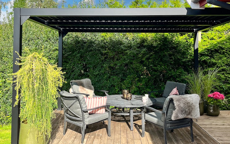 Pergola på platting sort pergola med møbler