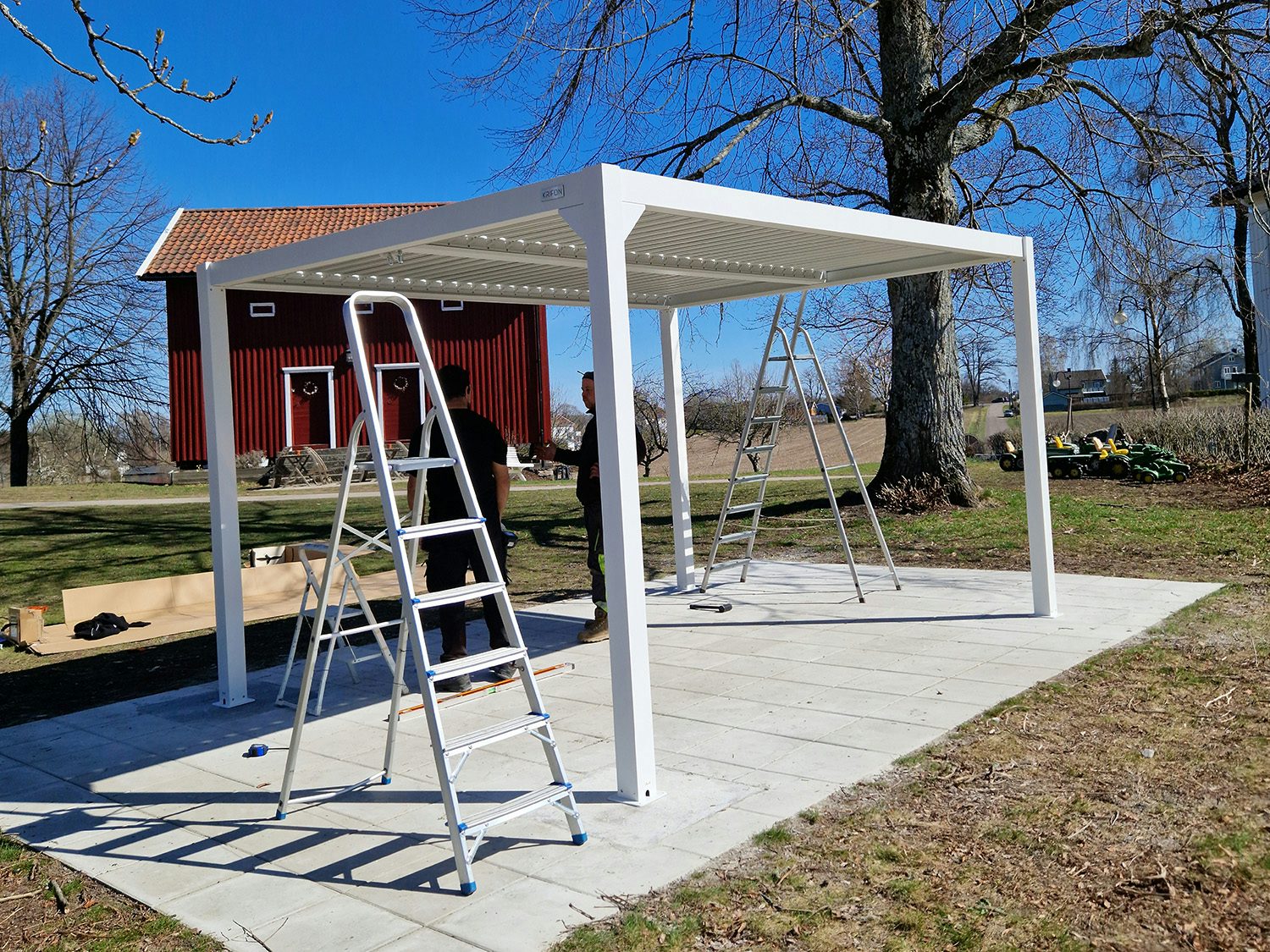 Hvit pergola ferdigmontert
