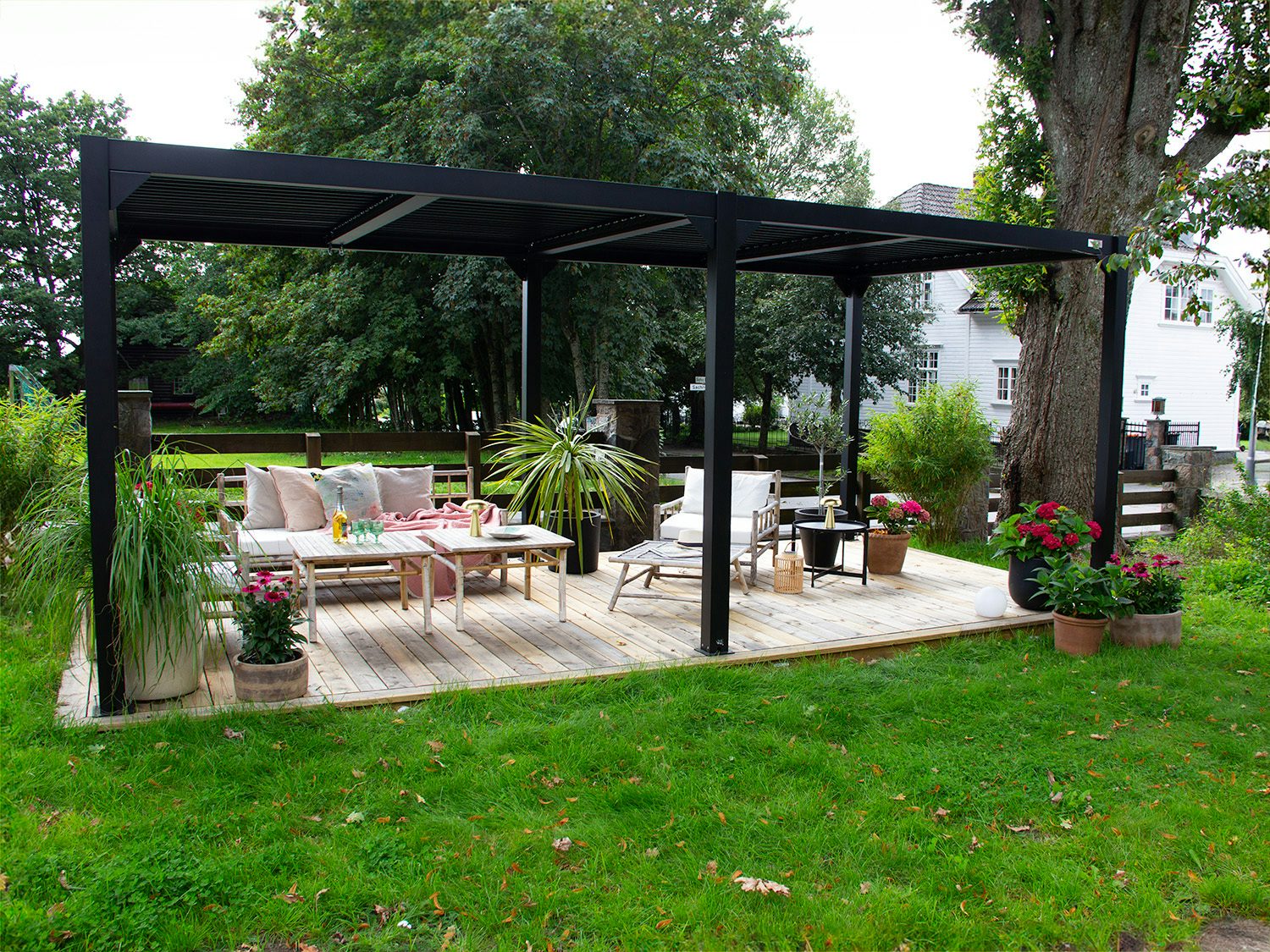 Sort pergola med lounge oppsett. foto