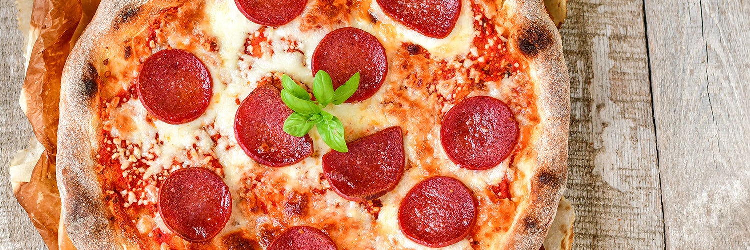 pizza rundt pizza med pepperoni. foto