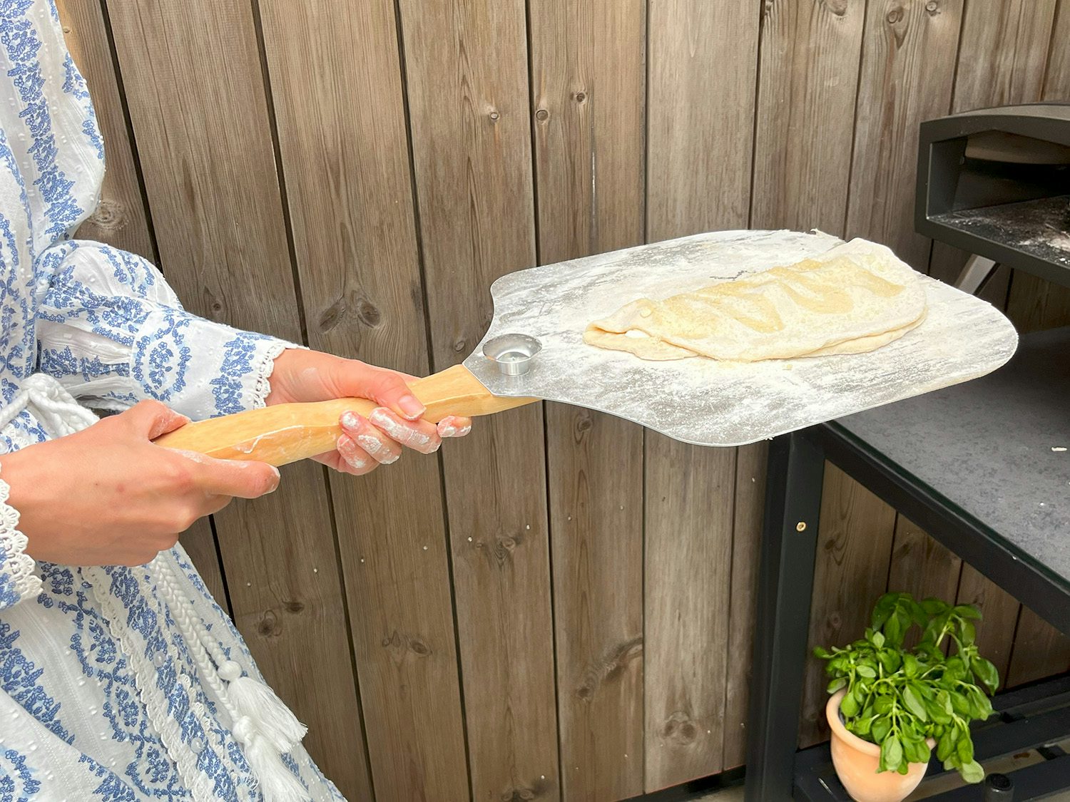 Pizza sandwich på vei inn i pizzaovn