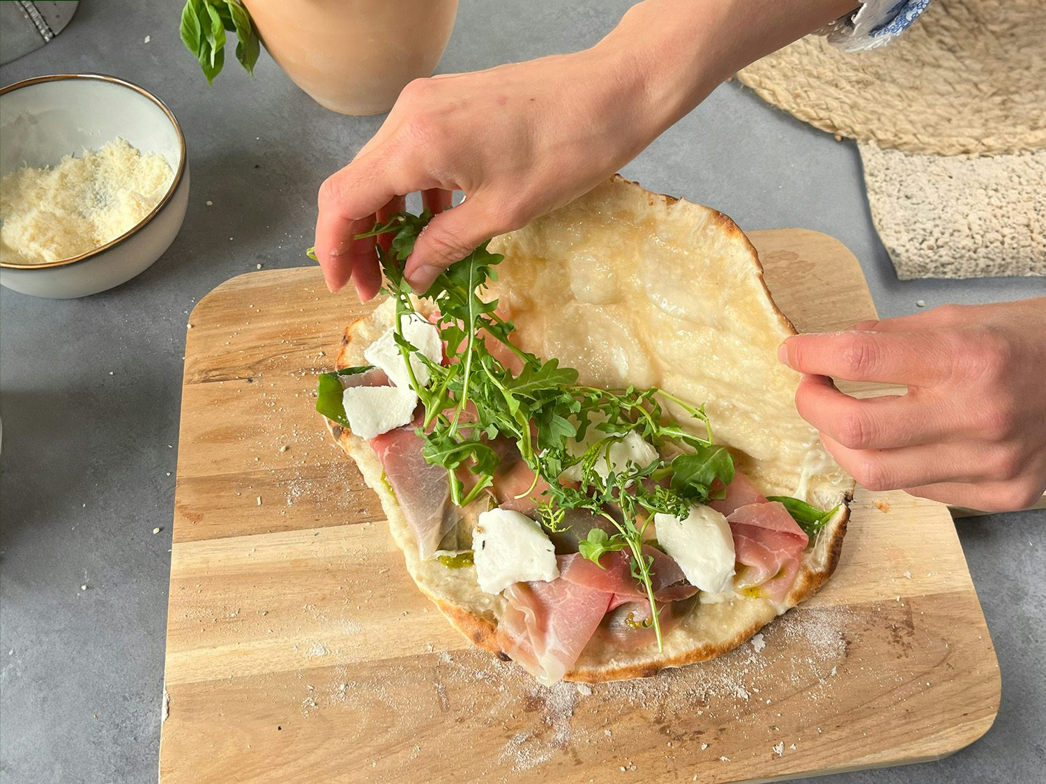 Pizza sandwich fra pizzaovn med mozarella og mye annet godt
