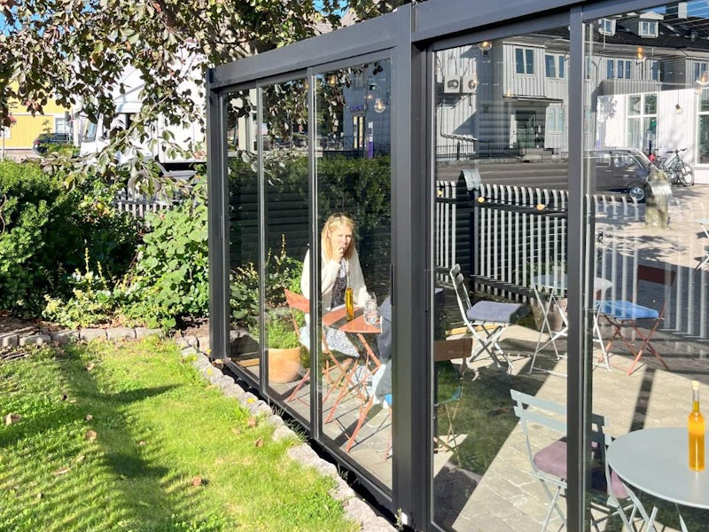 Pergola med skyvedører_2 (Tilpasset) Pergola med glassdører på cafe