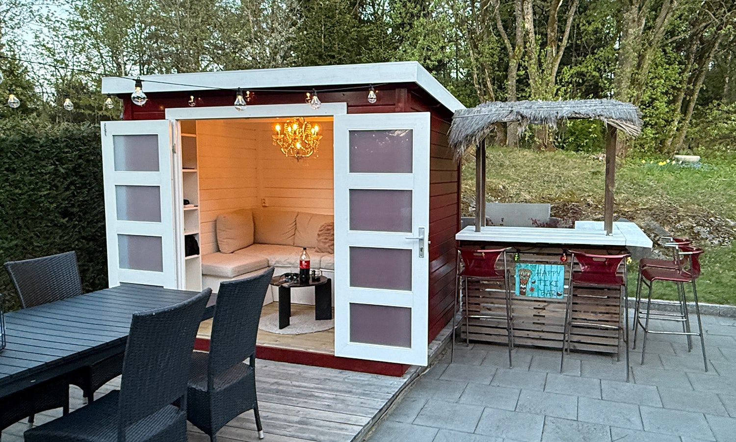 Glakokken 16_9 Rød bod med åpne dører. foto