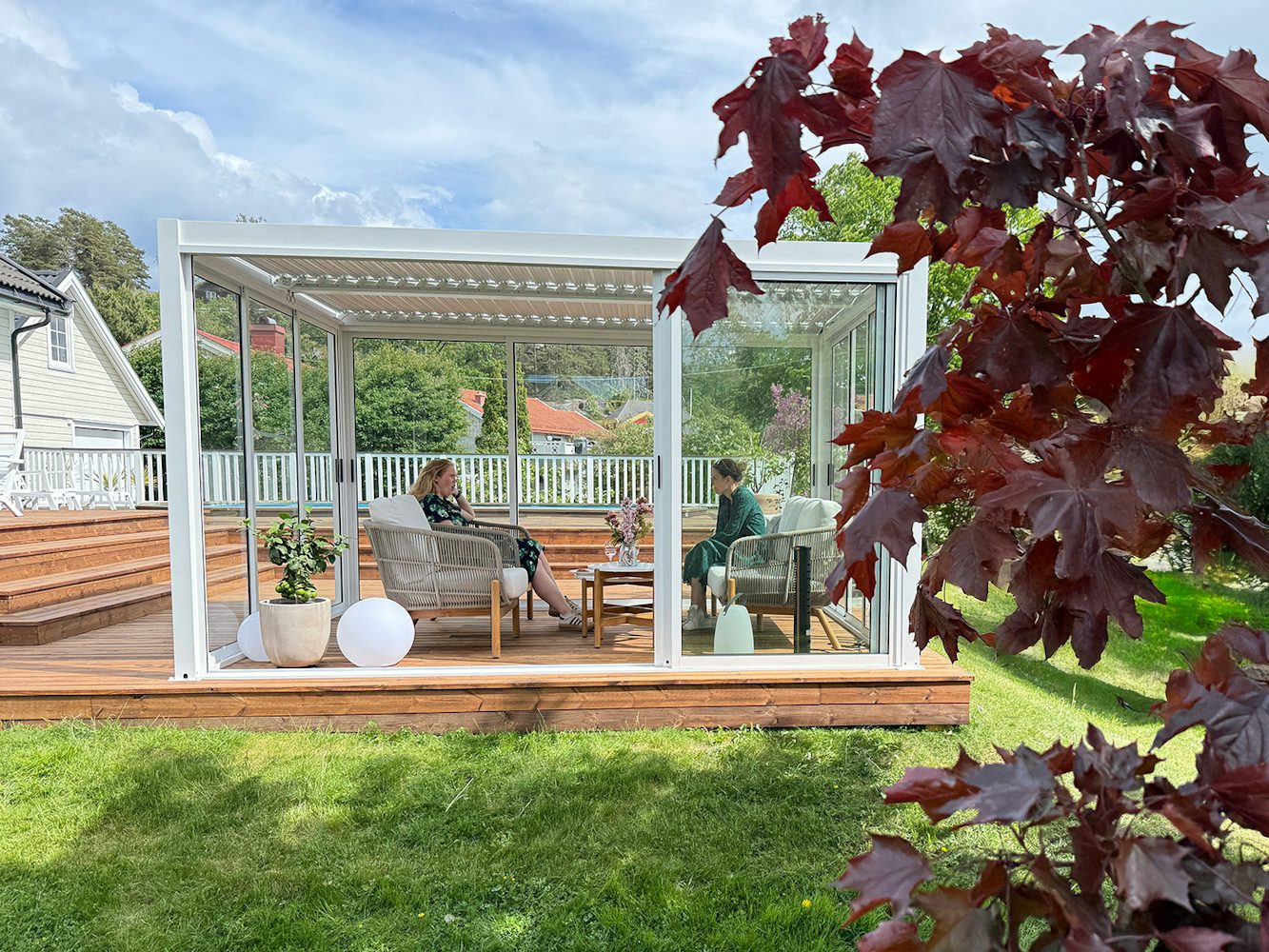 Hvit pergola med dører4_3 Hvit pergola med dører4_3